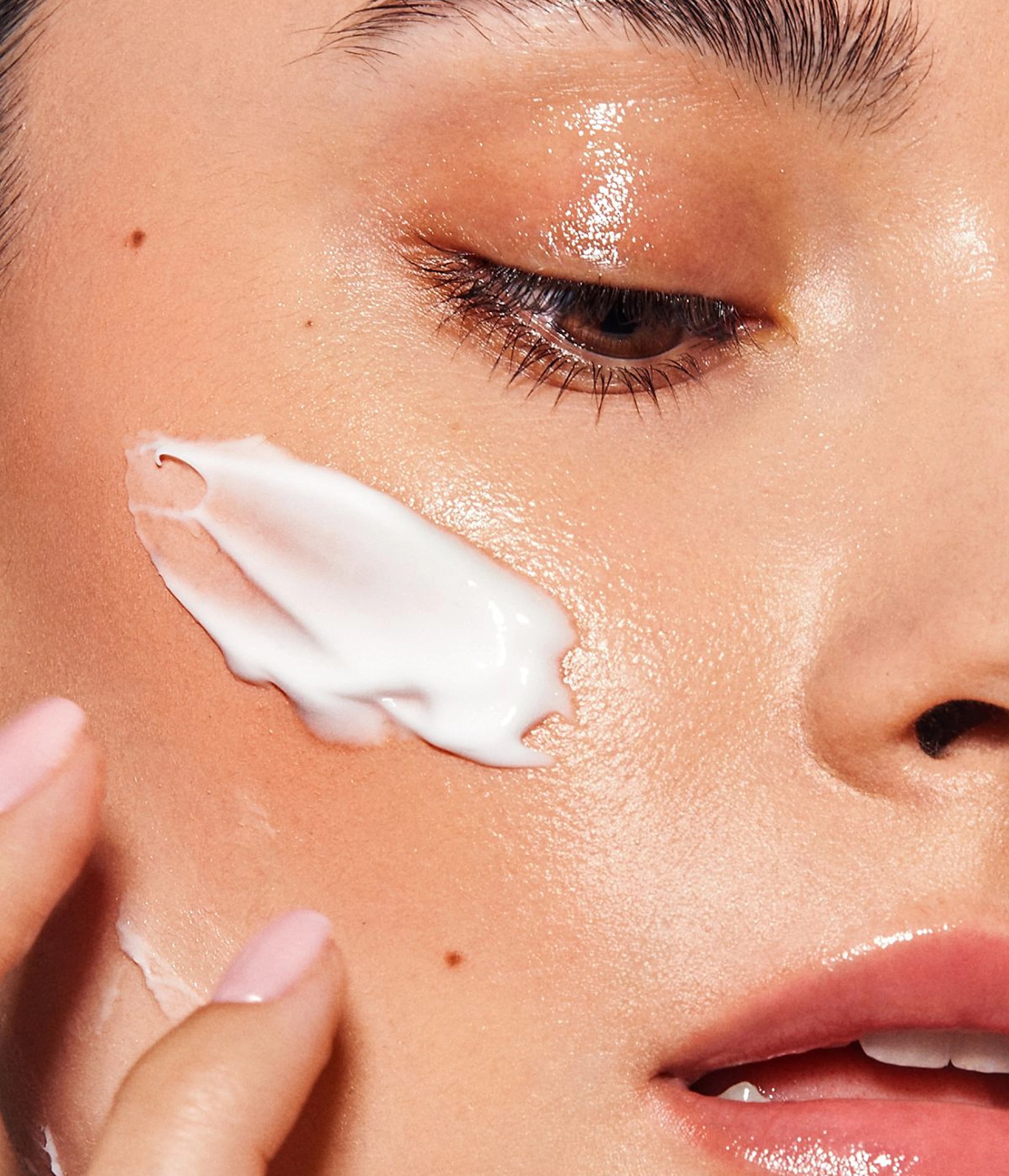 LUWAN moisturizing cream applied on skin